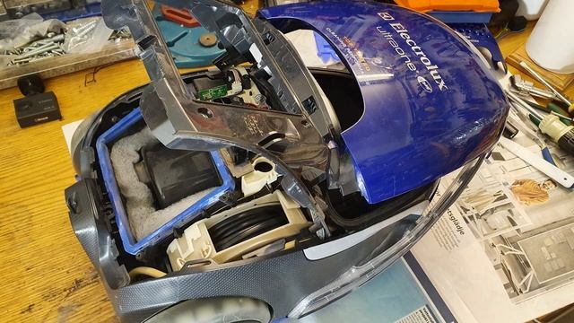 Disassembly of Electrolux ultraone vacuum cleaner to change cable winding unit смотреть онлайн