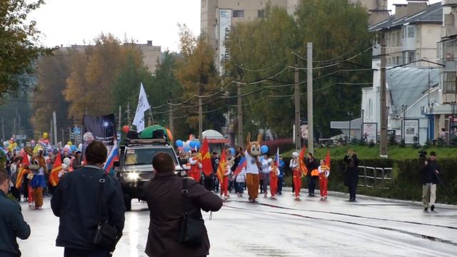 шествие первоклассников колонна+привет шк.№1,9,15 смотреть онлайн