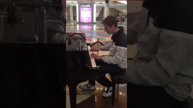 Linkin Park   Numb  Парень круто играет в торговом центре на пианино
