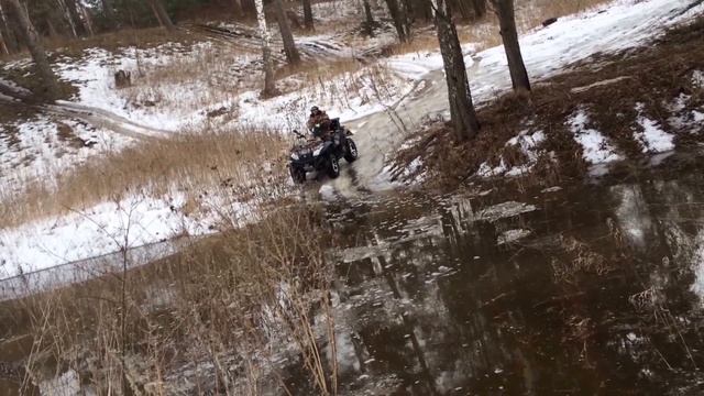 Stels 500 GT И CF МОТО X-5 проезжают лужу смотреть онлайн