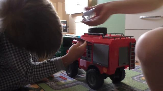 Знакомство с новыми грузовиками Bruders. Бетономешалка MACK. MERCEDES BENZ UNIMOG смотреть онлайн