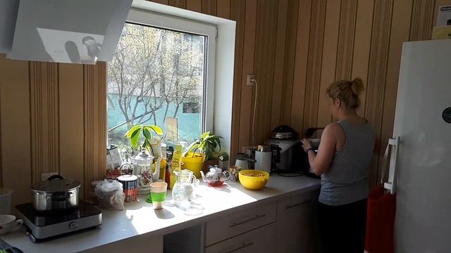 Екатерина Швец, Юляша и Катюша в самоизоляции готовят рыбный суп из консервированной сардины смотреть онлайн