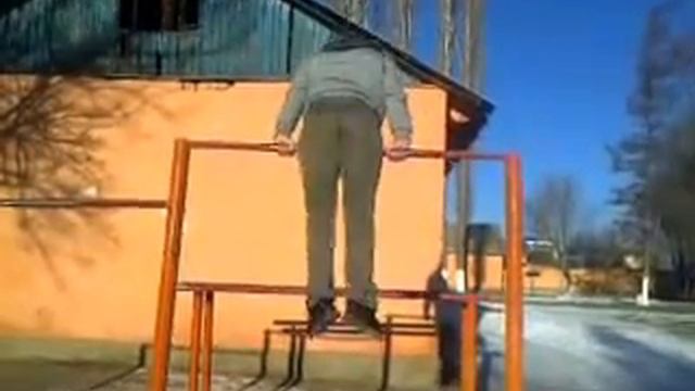 пухлый парень залезает полусиловой, а тебе слабо! смотреть онлайн
