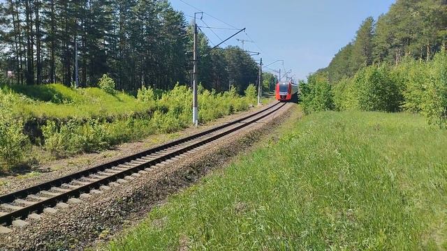 "Ласточка" ЭС2Г-140 Екатеринбург пасс-Каменск Уральский следует по перегону Путëвка-Лечебный смотреть онлайн