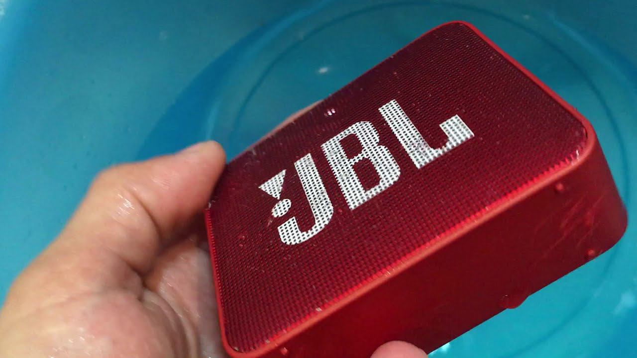 Колонка JBL играет под водой смотреть онлайн