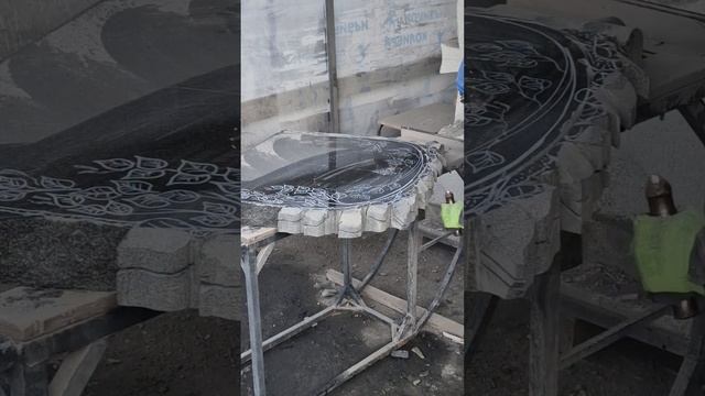 Вырезаю объёмные листья на памятнике "Берёза" из гранита габбро. #памятникиспб #гранитныйпамятник смотреть онлайн