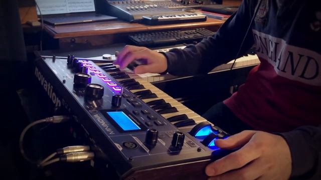 "Synth riff" pop/dance music on Novation Mininova by Giulio Ramacciotti смотреть онлайн