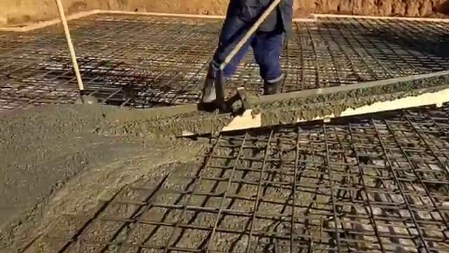 Стройка. Этап 10.3. Заливка бетона фундаментной монолитной плиты смотреть онлайн