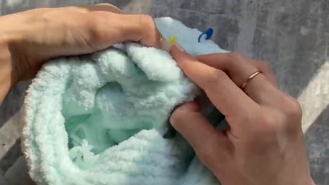 Комбинезон для малыша спицами градиентом из плюшевой пряжи, возраст 0-3 мес/Подробный МК/Часть 2-я смотреть онлайн