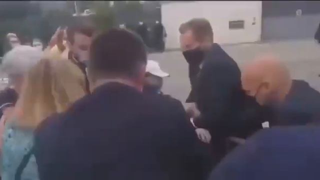 Президенту Франции Эммануэль Макрону дали пощечину во время общения с гражданами. Мало дали смотреть онлайн
