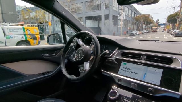 Fully autonomous Waymo yields to emergency vehicle 4/6 смотреть онлайн