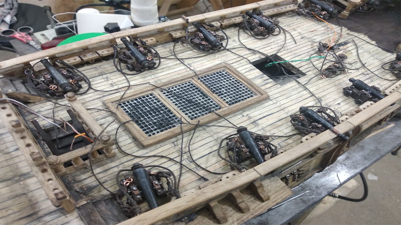 № 75 Сборка модели корабля черная жемчужина. Установка пушек на палубу. смотреть онлайн