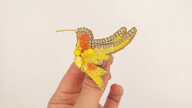 Брошь ручной работы "Колибри жёлтая". Брошь из бисера. смотреть онлайн