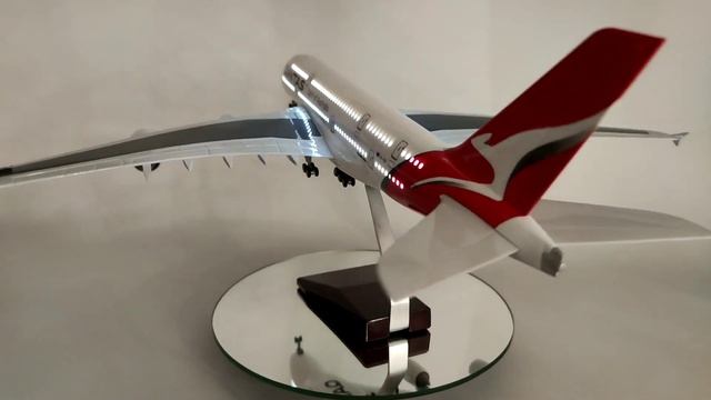 Модель самолета Airbus A380 Qantas Airways 1:160 (с подсветкой салона) смотреть онлайн