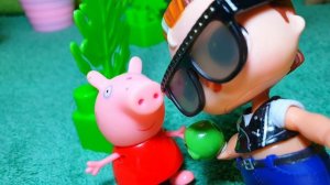 Свинка Пеппа шутит над ботаником Валерой. Человек - дерево в парке.