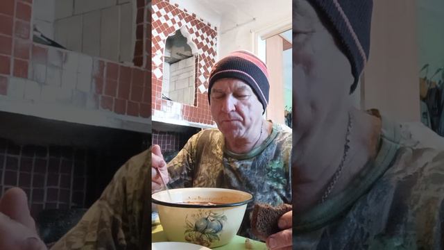 Тарелка борща сало и черный хлеб . Все приятного аппетита. смотреть онлайн