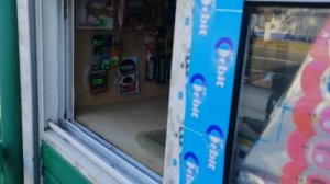 сумасшедшая бабка орет матом на школьников