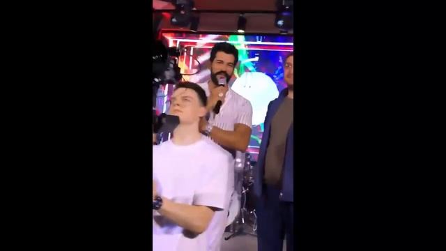 Бурак Озчивит говорит по-русски в Москве на встрече с поклонниками смотреть онлайн