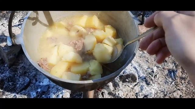 КАРТОШКА С ТУШЕНКОЙ НА КОСТРЕ @user-hh6ob7pl8l смотреть онлайн