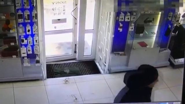 Разыскиваются подозреваемые в краже денег из торгового помещения в Курске смотреть онлайн