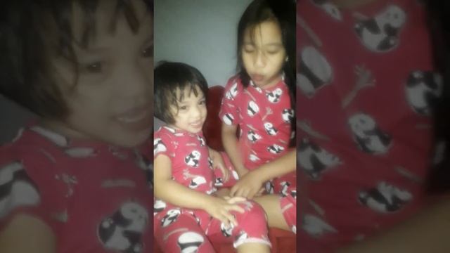 Giving pacifier to her big sister? смотреть онлайн
