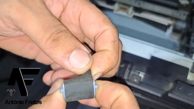 Como trocar o rolete do papel das impressoras laser jet hp M1212/M1132/M127/M125/P1005/P1006/P1102 смотреть онлайн