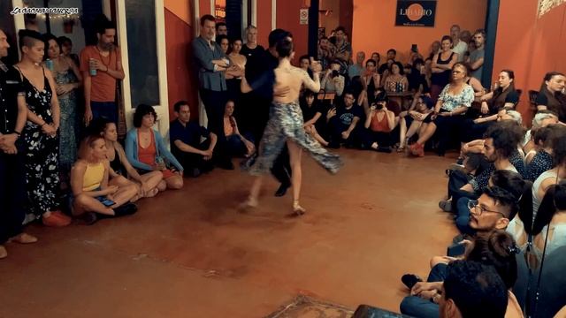 EL CACHIVACHE - Daniela Bravo & Lucas Guevara. Abandono, tango demo en La Cachivacheria Milonga смотреть онлайн