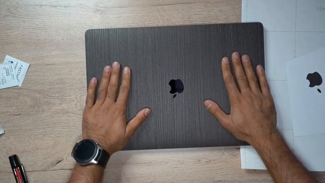 Turning my Macbook Pro into Silverblack Wood by Xtreme Skins (Tutorial)! смотреть онлайн