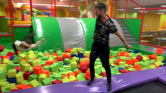 Ворвались в Crazy Land! Активный выходной с семьей. Прыгаем на батутах. ДаняДаниил. смотреть онлайн
