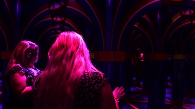 NEW MIRROR MAZE AT ICON PARK In The Game смотреть онлайн