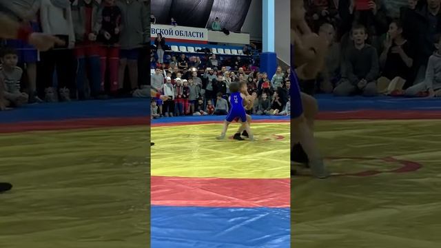 Мини борцы исполняют. 2-й период самой зрелищной схватки.