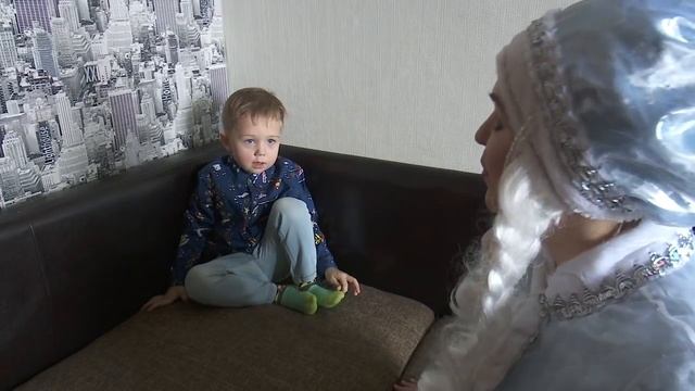 "Утомленный" ребёнок придумывает отговорки перед Дедом Морозом - видео смотреть онлайн