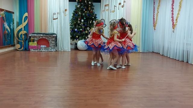 Танец Звездочек, средняя группа, МАДОУ "Детский сад №21 "Алёнка" смотреть онлайн