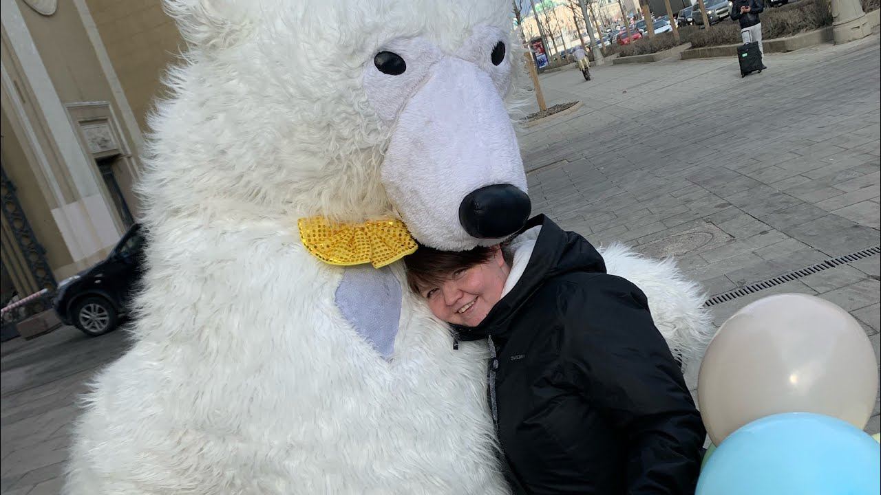 Муж поздравил любимую с днём рождения #белыймедведь #белыймишка #заказатьмедведя #заказатьмишку смотреть онлайн