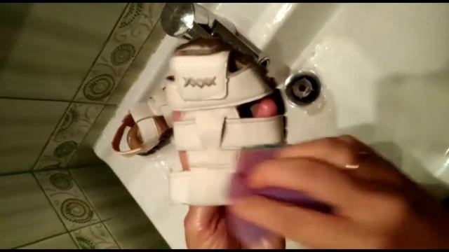 Чистим детские белые сандалии смотреть онлайн