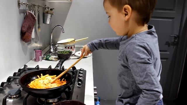Маленький шеф готовит карри с курицей в кокосовом соусе. Готовим с детьми смотреть онлайн