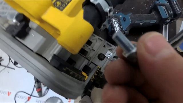 Встраивание погружной пилы Dewalt DWS520 в верстак. Пробный вариант. смотреть онлайн