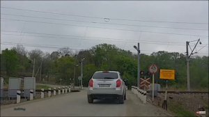Пассажирский и товарный поезд пересекают жд переезд