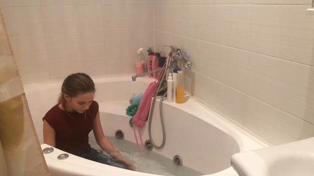 #Ну, что вызов принят! Купание в ванне в одежде - это что-то! смотреть онлайн