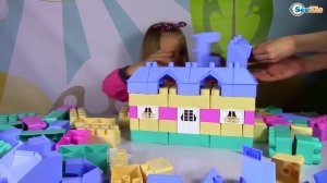 Строим Домик из Огромного Конструктора Игрушки для детей