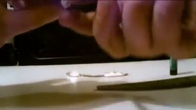 Как сделать зажигалку из батарейки и фольги от жевательной резинки смотреть онлайн