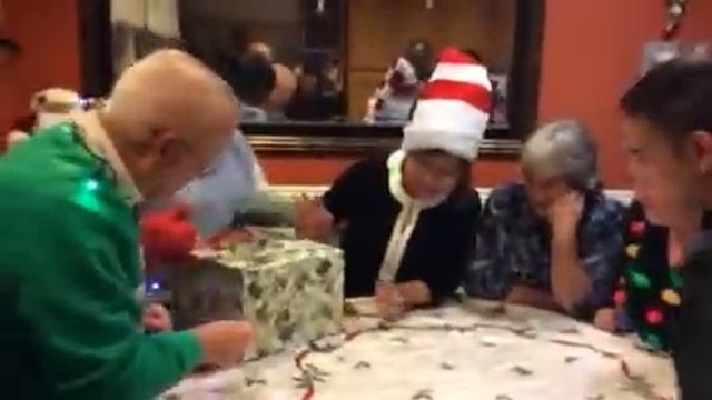 Unwrap the gift game ?our fun Christmas party смотреть онлайн