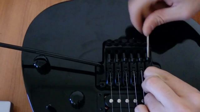 Cambiar cuerdas guitarra eléctrica Ibanez GRG270B-BKN con puente flotante смотреть онлайн