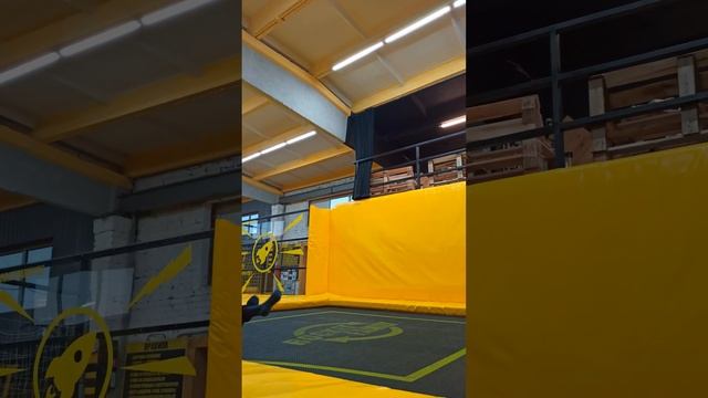 Получилось не сразу. Повторяю пройденный материал. Сальто вперёд с кувырка на батуте #трюки #сальто