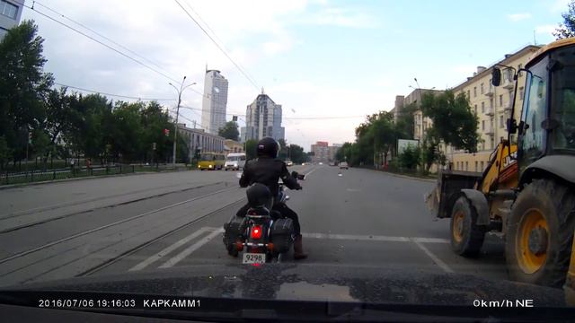 Рисковая девушка идет по перилам моста без страховки. смотреть онлайн