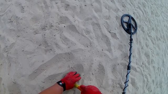 Это ЗОЛОТО уже напрягает! Сколько можно его находить? Пляжный поиск с металлоискателем у озера. смотреть онлайн