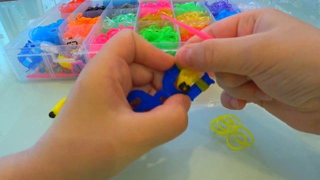 Брелок БАНАН из РЕЗИнОК на РОГатКЕ {ПЛЕтеНИЕ на СТанКЕ} влог игрушек блогер MISTER NIKI смотреть онлайн