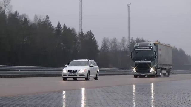Volvo Trucks - Emergency braking at its best! смотреть онлайн