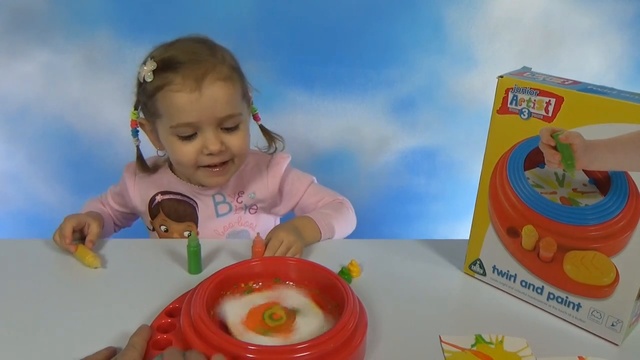 Катя юный художник рисует картинки красками на установке Junior Artist ELC unbox смотреть онлайн