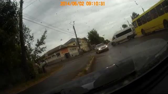 Видеоновость: «четверки» гнутся! В Твери ВАЗ-2104 протаранил Peugeot Boxer смотреть онлайн